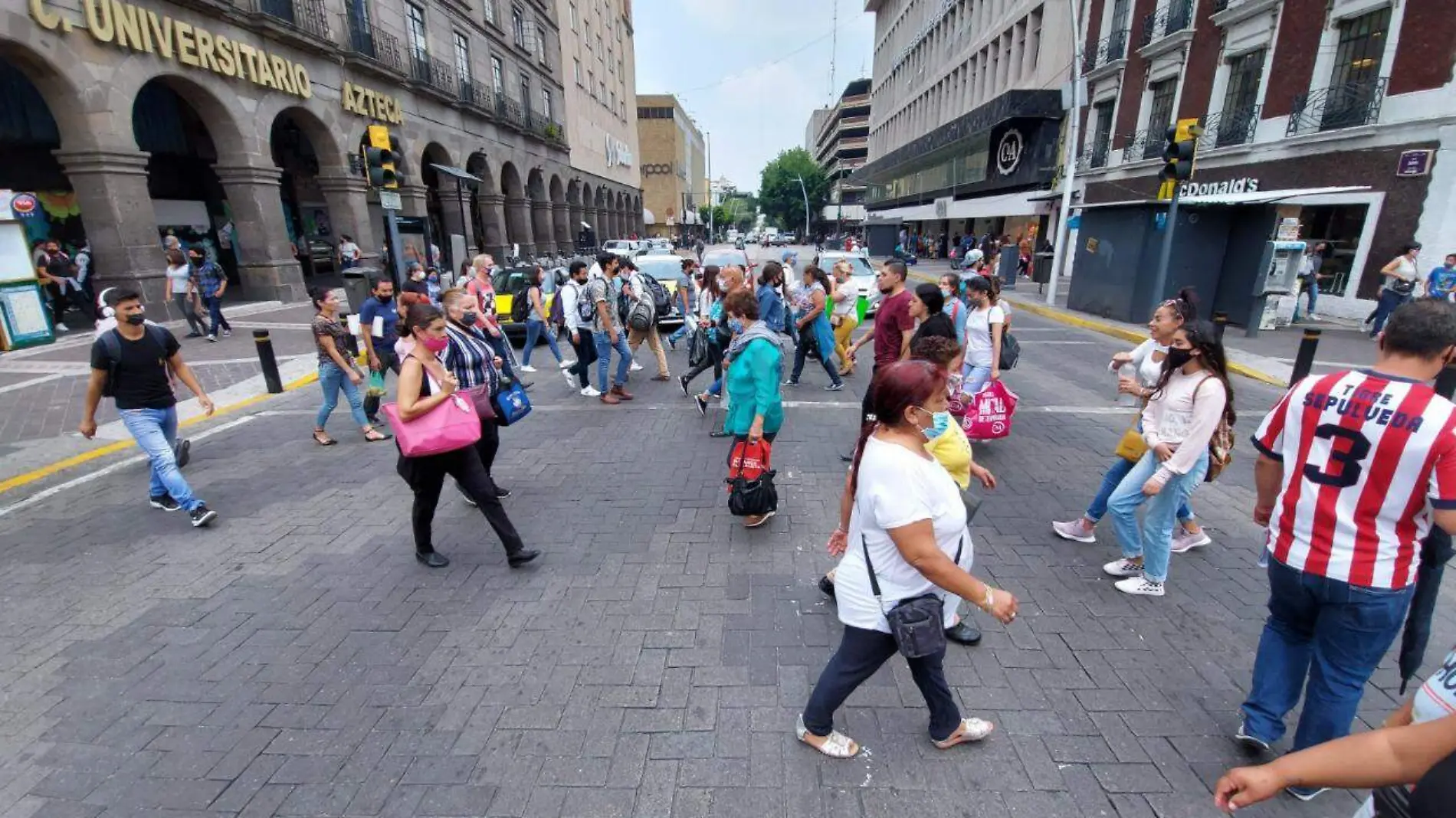 Tapatíos en las calles de Guadalajara